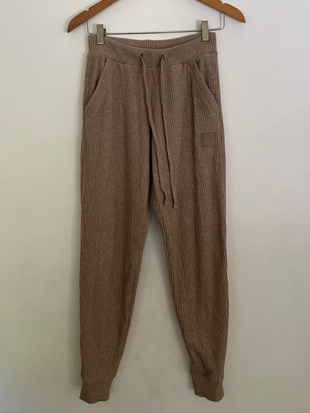 Alo Ribbed Drawstring Jogger Pants - tan women’s xs